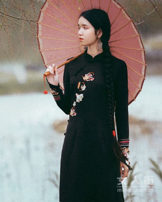 中式复古连衣裙，尽显中国女性韵味